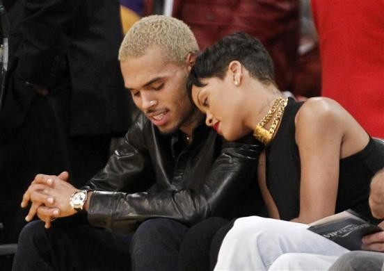 Rihanna nghiêng đầu tựa lên vai Chris Brown khi cùng xem một trận đấu giải NBA giữa New York Knicks và Los Angeles Lakers ở Los Angeles, Mỹ ngày 25/12.