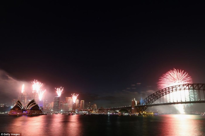 Pháo hoa thắp sáng bầu trời Sydney trong khoảnh khắc chuyển giao giữa năm cũ và năm mới.