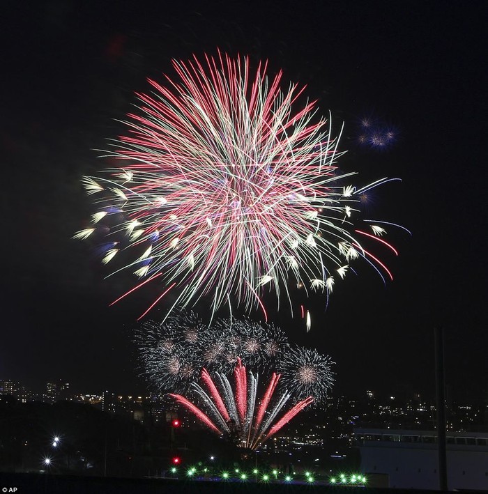 Người dân Sydney và khắp nơi trên thế giới đã đổ về 2 bờ cảng thành phố để chọn chỗ tốt nhất xem bắn pháo hoa năm mới.