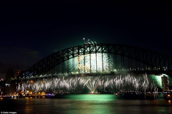 Pháo hoa được bắn từ cầu Sydney Harbour
