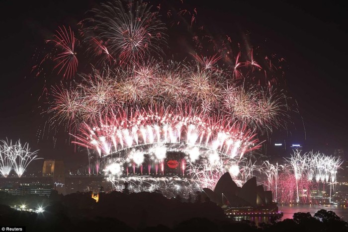Pháo hoa nổ trên và xung quanh Cầu Cảng Sydney và Nhà hát Opera Sydney trong lễ kỷ niệm năm mới.