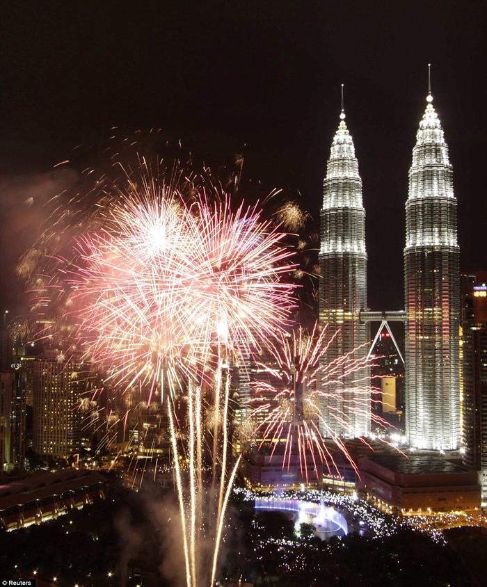 Pháo hoa nổ gần tháp đôi của Malaysia.