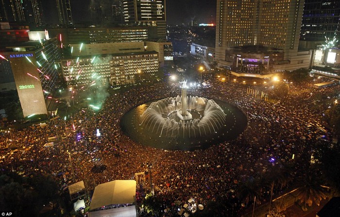 Hàng ngàn người đổ xô đến các khu kinh doanh chính để đón năm mới ở Jakarta, In-đô-nê-xi-a.