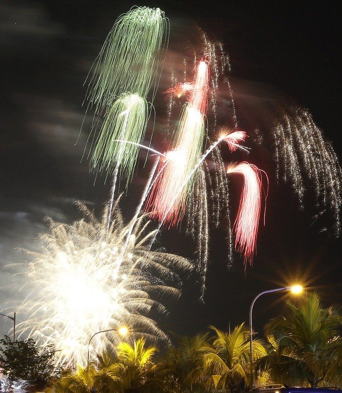 Pháo hoa thắp sáng bầu trời để chào đón năm mới tại các danh lam thắng cảnh vịnh Manila ở Manila, Philippines.
