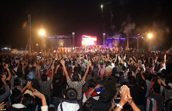 Người dân vỗ tay cùng đếm ngược chào đón năm mới 2013 tại Yangon, Mayanmar.