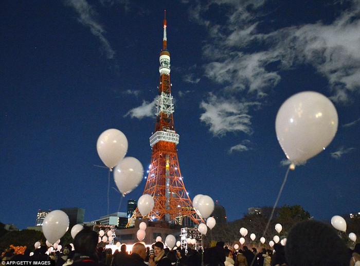 1.000 quả bóng bay được thả lên trời đón năm mới trong một buổi lễ đếm ngược hàng năm ở Tokyo.