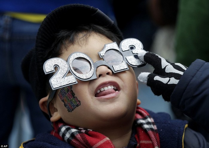 Benjamin Nadorf, 4 tuổi, chơi với cặp kính mới của mình trong khi chờ đợi đón năm mới ở quảng trường Thời đại ở New York.
