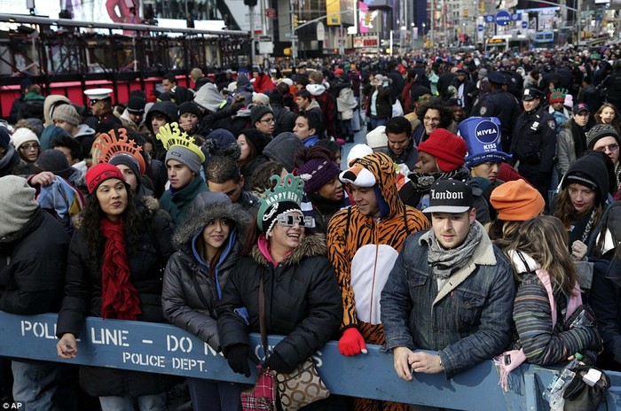 1 triệu người háo hức chờ khoảnh khắc thắp sáng quả cầu pha lê ở Quảng trường Thời đại, New York.