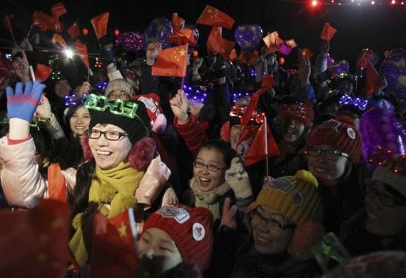 Người dân đếm ngược đón năm mới tại Cung điện mùa hè, Bắc Kinh, Trung Quốc.