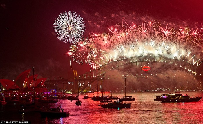 Pháo hoa thắp sáng đêm giao thừa tại cầu Cảng Sydney.