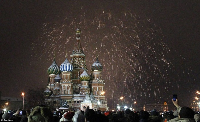 Quảng trường Đỏ, thành phố Moscow, Nga bắn pháo hoa chào đón năm mới.