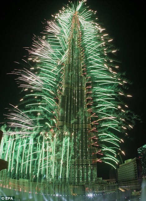 Pháo hoa bung nở xung quanh tòa nhà Burj Khalifa.