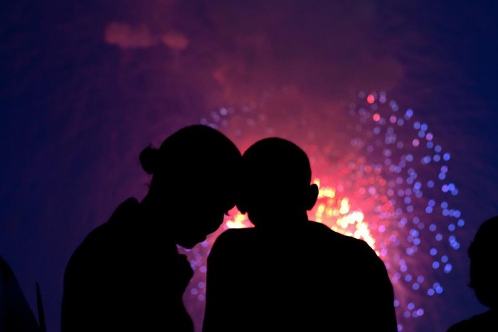 Ảnh chân dung vợ chồng Tổng thống Mỹ Barack Obama được đăng tải trên Facebook của ông Obama cùng lời chúc năm mới.