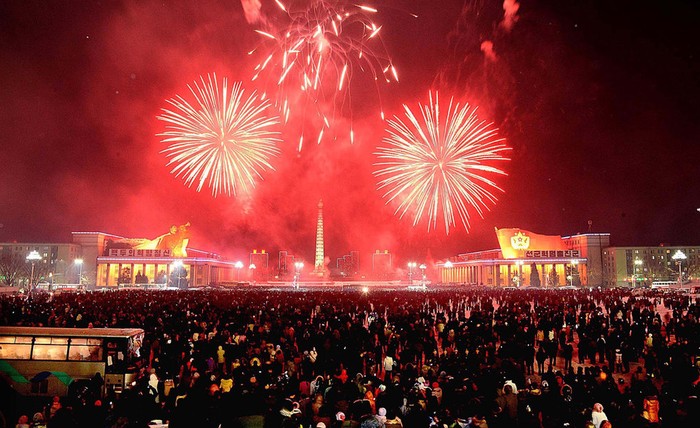 Người Bình Nhưỡng xem bắn pháo mừng năm mới tại Quảng trường Kim Nhật Thành. Theo lịch Juche của Triều Tiên, đây là năm 102.