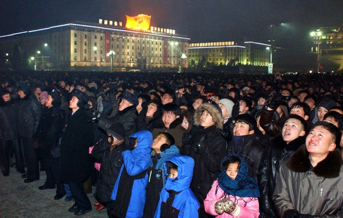 Bất chấp thời tiết giá lạnh, trẻ em và người lớn đều đổ ra các đường phố xem màn bắn pháo hoa mừng năm mới.