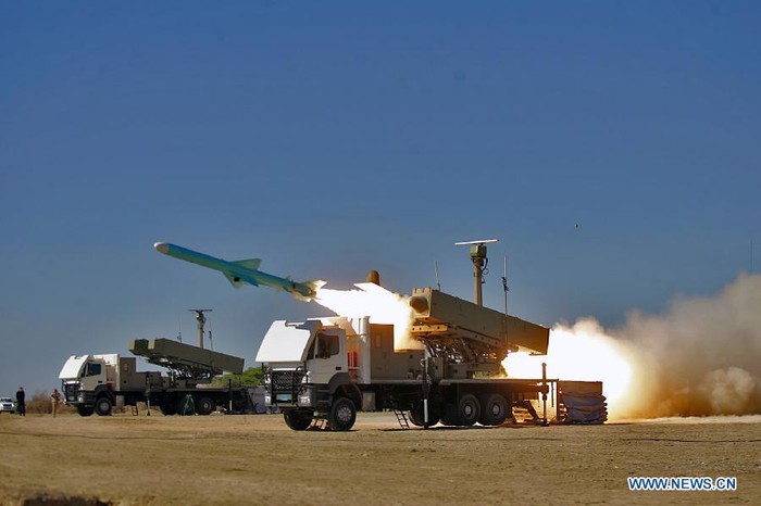 Tên lửa Noor được bắn từ bờ biển Oman trong khuôn khổ cuộc tập trận Velayat-91.