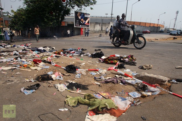 Quần áo, giầy dép của các nạn nhân bỏ lại bên ngoài sân vận động.