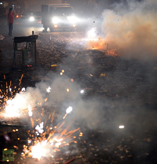 Pháo hoa phát nổ trên đường phố Manila, Philippines.