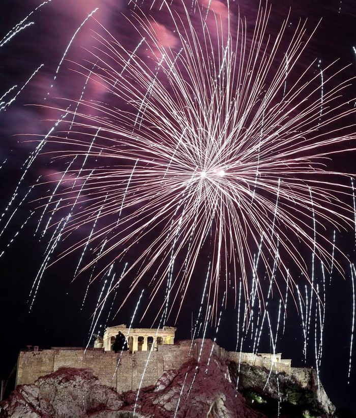 Pháo hoa bung nở trên đền Parthenon ở Athens, Hy Lạp trong đêm Giao thừa 2013.