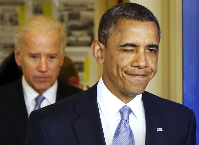 Tổng thống Mỹ Barack Obama nháy mắt với Phó Tổng thống Joe Biden trong phòng giao ban sau khi Hạ viện nước này chấp thuận một dự luật của Thượng viện nhằm tránh "vách đá tài chính" tại Nhà Trắng ở Washington ngày 1/1.
