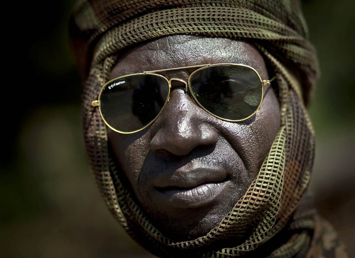 Một binh sĩ Chad ủng hộ Tổng thống Trung Phi Francois Bozize ngồi trên một chiếc xe tải trong một đoàn xe với những người lính khác di chuyển gần Damara, cách khoảng 44 dặm về phía bắc thủ đô Bangui, Cộng hòa Trung Phi, vào ngày 2/1.