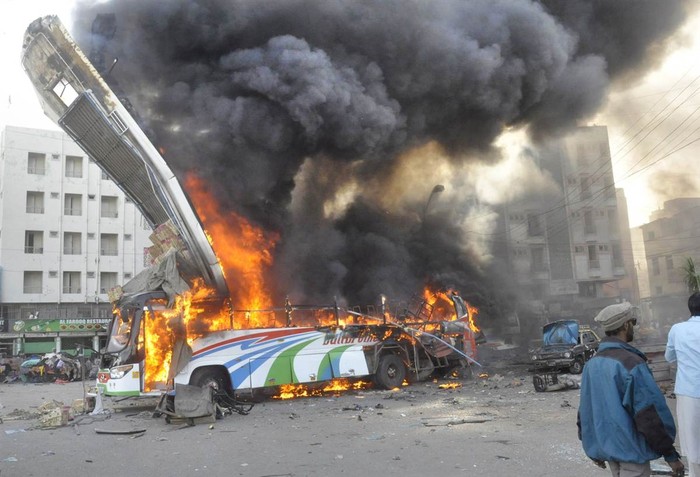 Chiếc xe bus phát nổ sau vụ đánh bom ở Karachi, Pakistan hôm 29/12.