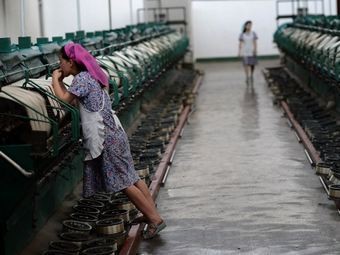 Bên trong một nhà máy dệt ở Bình Nhưỡng. Ảnh AFP