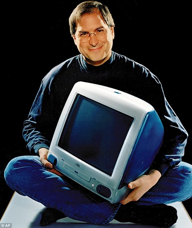 Steve Jobs và một chiếc iMac năm 1998.