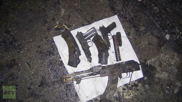 Số vũ khí được tìm thấy trong chiếc xe bốc cháy của 3 nghi phạm khủng bố.