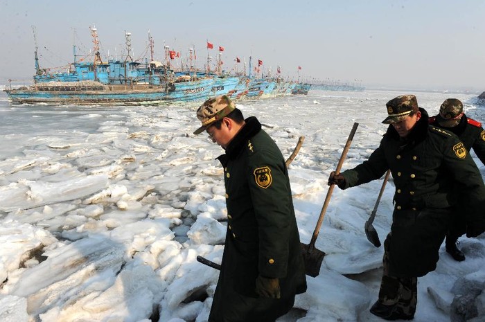 Tàu cá bị kẹt trong băng trên biển Bột Hải thuộc Thanh Đảo, tỉnh Sơn Đông, Trung Quốc ngày 5/1.
