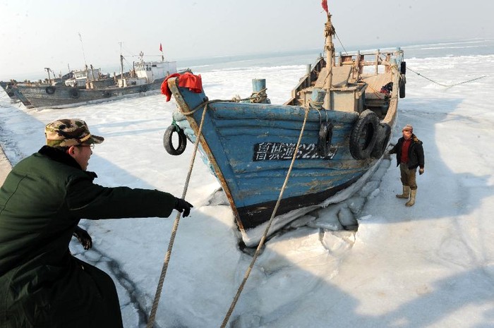 Hàng nghìn tàu cá tại Bột Hải và Hoàng Hải của Trung Quốc đã bị kẹt trong băng vì thời tiết lạnh kỷ lục trong 3 thập kỷ qua.