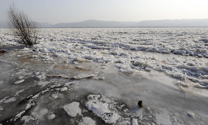Nhánh Thạch Chủy Sơn của sông Hoàng Hà chảy qua khu tự trị Hồi Ninh Hạ ở tây bắc Trung Quốc bị đóng băng.
