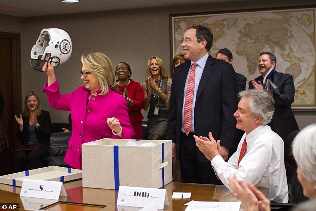 Chiếc mũ bảo hiểm là một món quà vui ý nhắc nhở bà Hillary Clinton giữ gìn sức khỏe (Nguồn: AFP)