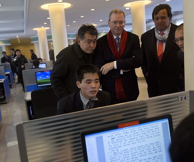 Ông Eric Schmidt xem sinh viên Triều Tiên truy cập "Internet Bắc Triều Tiên" đọc tài liệu.