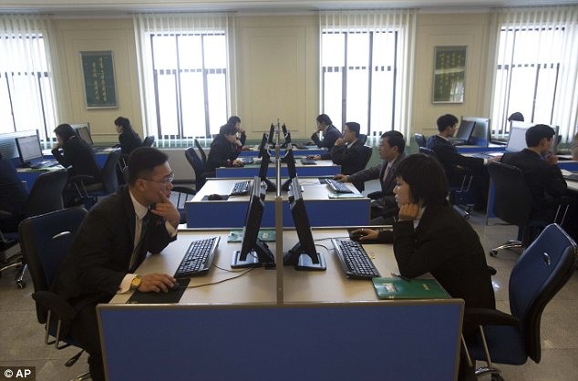 Sinh viên Triều Tiên sử dụng máy tính tra cứu tài liệu.