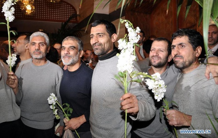 48 người hành hương Iran tại khách sạn Sheraton ở Damascus sau khi được trả tự do.