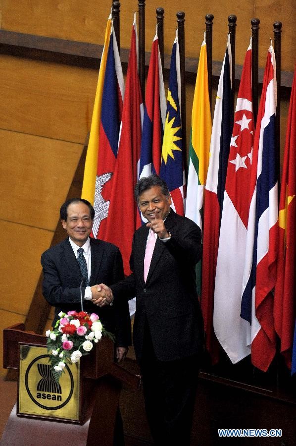 Tổng thư ký mới của ASEAN Lê Lương Minh (trái) bắt tay với người tiền nhiệm Surin Pitsuwan trong buổi lễ chuyển giao quyền Tổng thư ký tại trụ sở ASEAN ở Jakarta ngày 9/1.