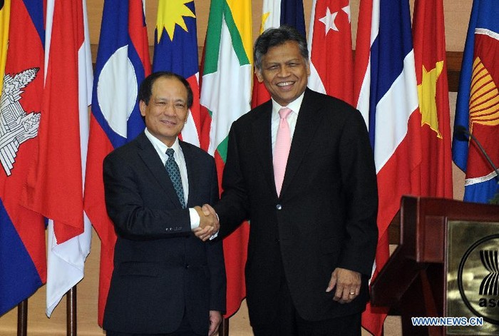Tổng thư ký mới của ASEAN Lê Lương Minh (trái) bắt tay người tiền nhiệm Surin Pitsuwan.