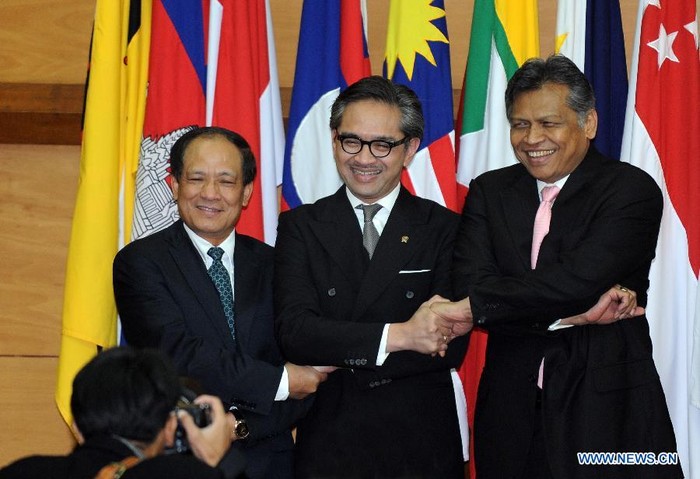 Cựu Tổng thư ký ASEAN Surin Pitsuwan (phải), Bộ trưởng Ngoại giao Indonesia Marty Natalegawa (giữa) và Tổng thư ký ASEAN mới Lê Lương Minh bắt tay trong buổi lễ chuyển giao nhiệm vụ tại trụ sở ASEAN ở Jakarta.