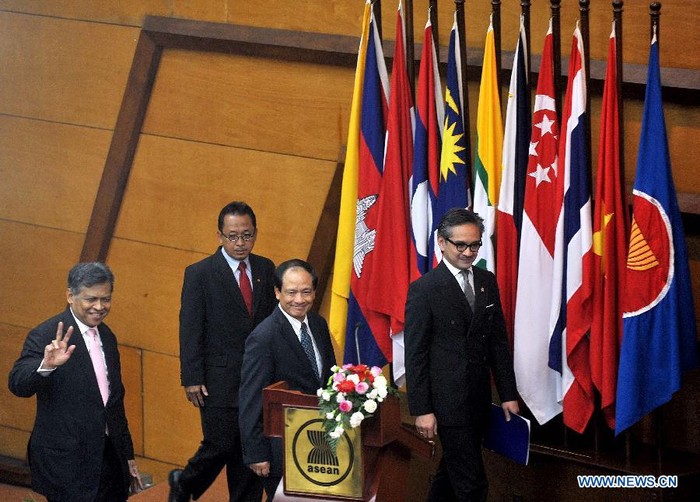 Bộ trưởng Ngoại giao Indonesia Marty Natalegawa, Tổng thư ký mới của ASEAN Lê Lương Minh và cựu Tổng thư ký ASEAN Surin Pitsuwan bắt đầu tham gia lễ chuyển giao vị trí Tổng thư ký tại trụ sở ASEAN ở Jakarta.