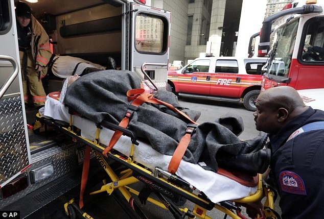 Một nạn nhân của sự cố được đưa lên xe cứu hỏa chuyển tới bệnh viện.