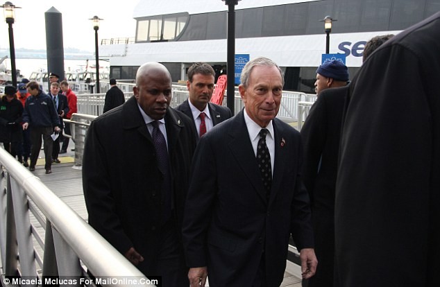Thị trưởng Bloomberg đến bến cảnh sau 1 giờ xảy ra tai nạn.
