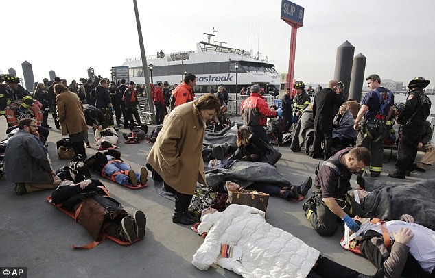 Các nạn nhân được đưa lên bến tàu để cấp cứu sơ bộ.