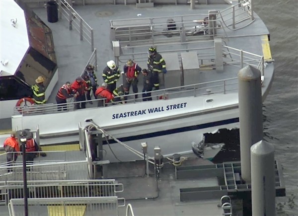 Chiếc phà thuộc sở hữu của hãng Seastreak gặp nạn khi đang chở 326 hành khách từ New Jersey tới New York qua sông Hudson.. Tuyến đường dài 30km.
