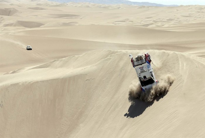Chiếc xe của tay đua người Nga Vladimir Vasilyev bị lật trong sa mạc Nasca, phía nam Lima, Peru tại giai đoạn 3 của giải đua Dakar Rally 2013 ngày 7/1.