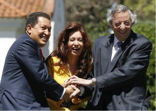 Cựu Tổng thống Arghentina Nestor Kirchner (phải) cũng là người ủng hộ đặc biệt đối với Tổng thống Venezuela Hugo Chavez (trái).