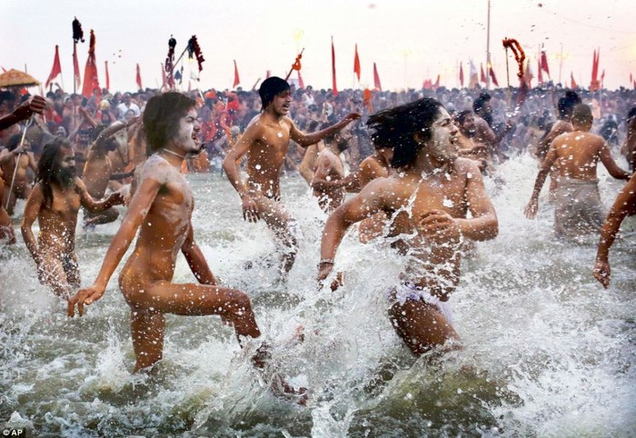 Theo các quan chức Ấn Độ, khoảng 3 triệu đã tắm tại sông Sangam trong sáng ngày 14.1 và khoảng 11 người tắm vào buổi chiều.