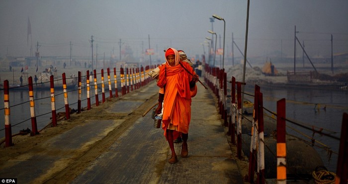 Một người đàn ông đi bộ trên cầu phao ở Sangam ở Allahabad.