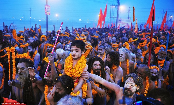 Đàn ông mặc quần lót, phụ nữ mặc những bộ sari và trẻ em trần truồng hoặc mặc quần áo - hô vang những lời cầu nguyện bằng tiếng Hindu khi họ bước vào làn nước giá lạnh.