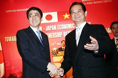 Thủ tướng Nguyễn Tấn Dũng tiếp đón Thủ tướng Nhật Bản Shinzo Abe trong chuyến thăm Việt Nam năm 2006.